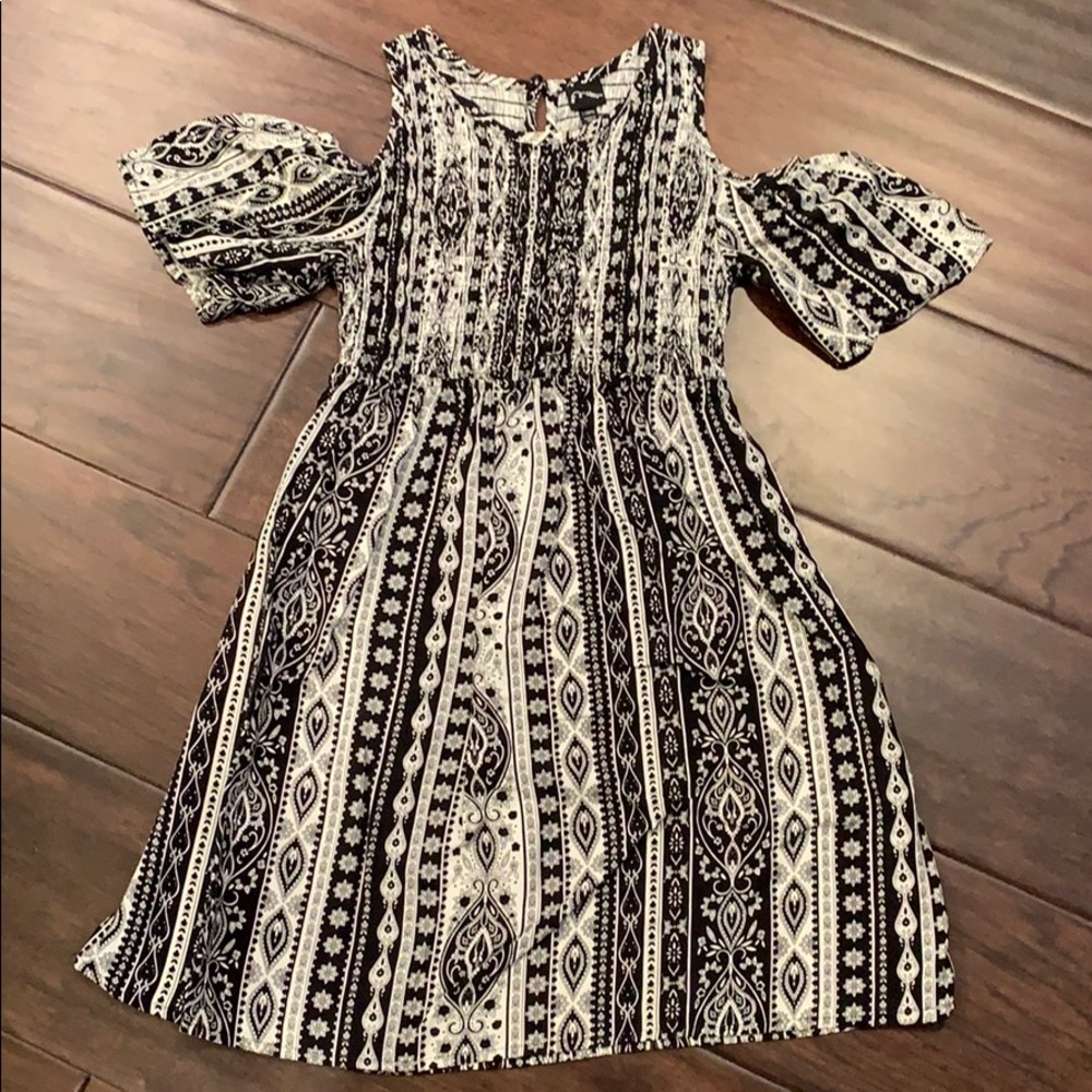 Art Class Size Large 10 12 Cold Shoulder Dress